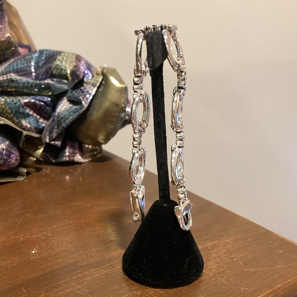 Round Open Link Silvertone Filigree Spacer Magnetic Fold Over Clasp Bracelet - Picture 15 of 15